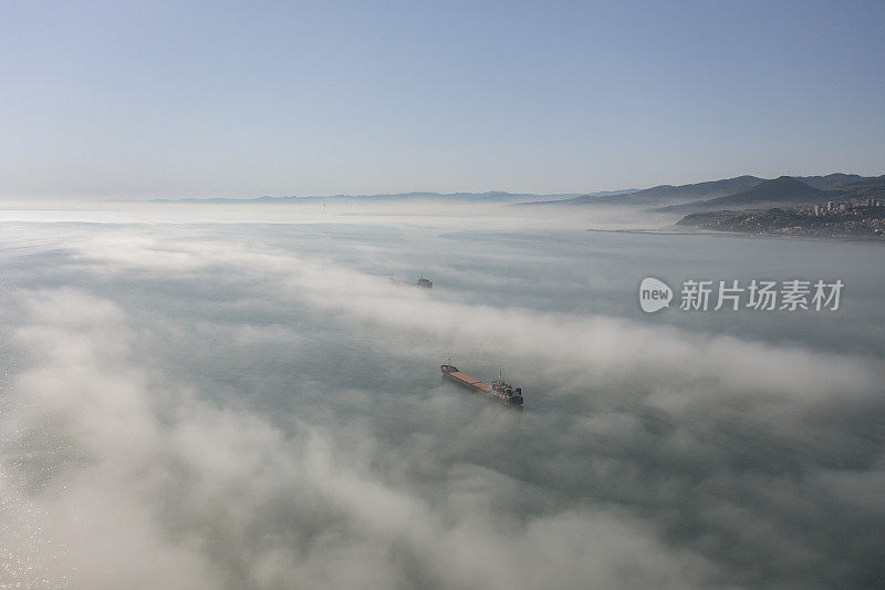 黑海上空的低云。雾在海