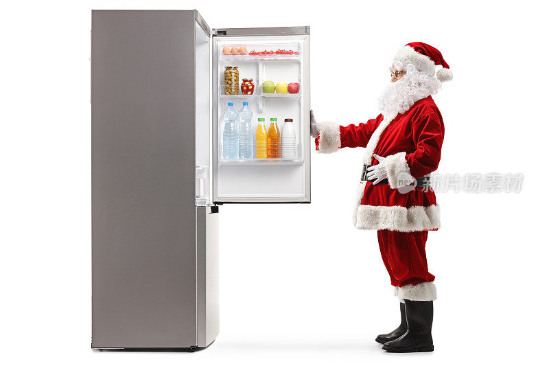 圣诞老人打开装满食物的冰箱的全长侧面照片