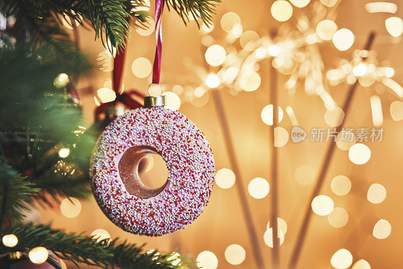 圣诞装饰与甜甜圈小玩意和节日灯