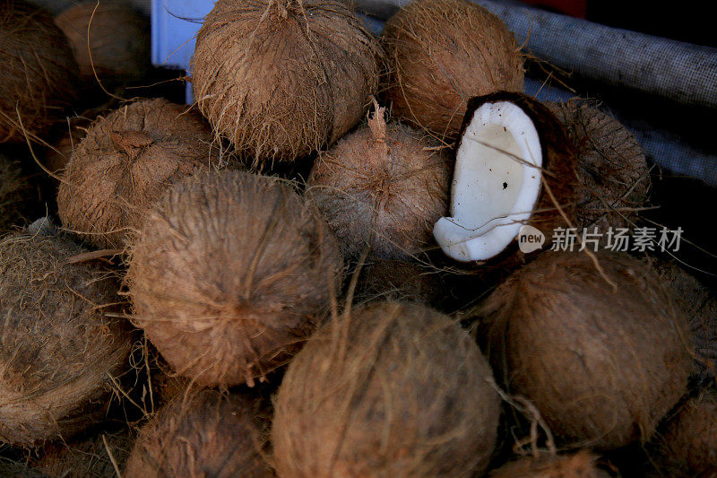 椰子干在市场上出售