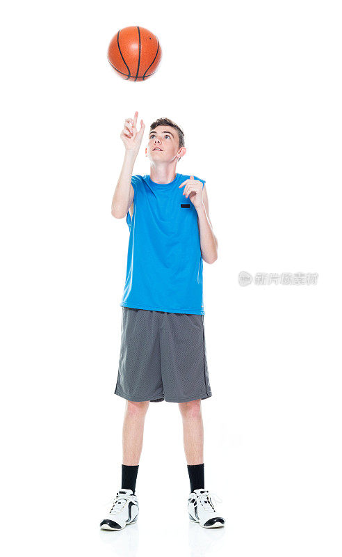 白人男子篮球运动员，手持篮球和运动球，在白人背景前旋转