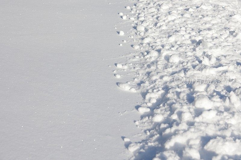 加拿大一条小路上的积雪被扰乱