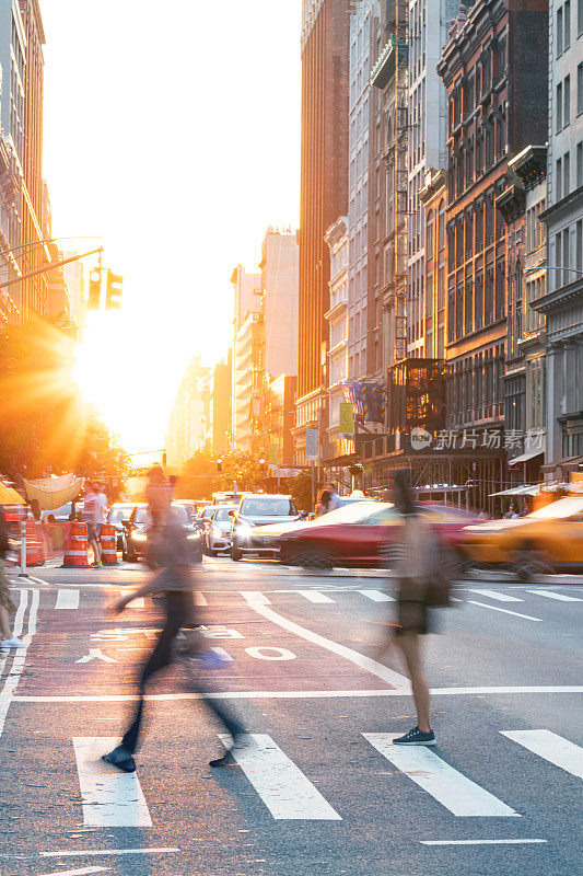 在纽约曼哈顿中城，人们正在穿过第五大道繁忙的十字路口