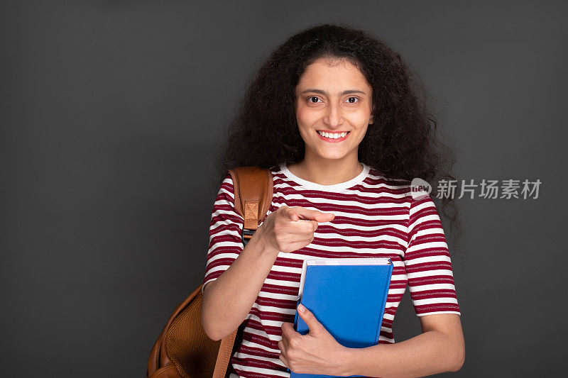 年轻女孩学生的肖像持有笔记本和有背包库存的图像