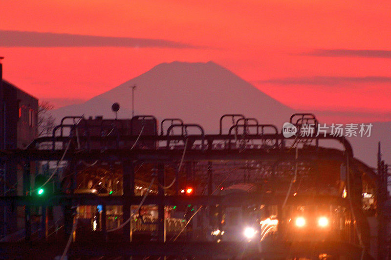 日落后的富士山:东京住宅区的景色