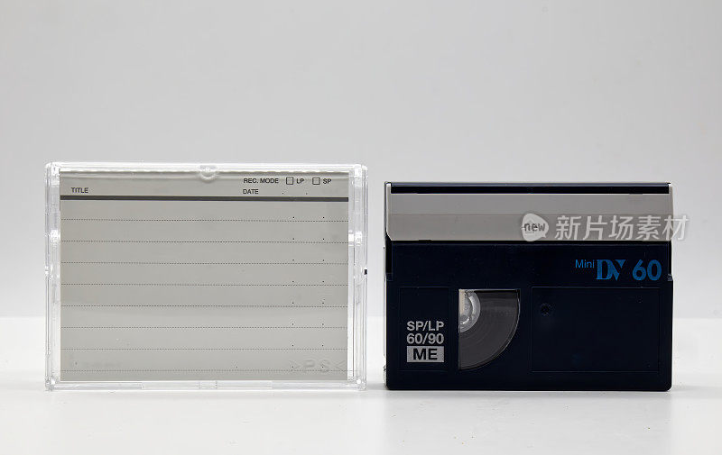 老式迷你DV录像带磁带与白色背景塑料盒式磁带盒。90年代的复古技术