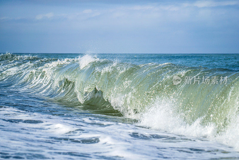 在大海上掀起波浪