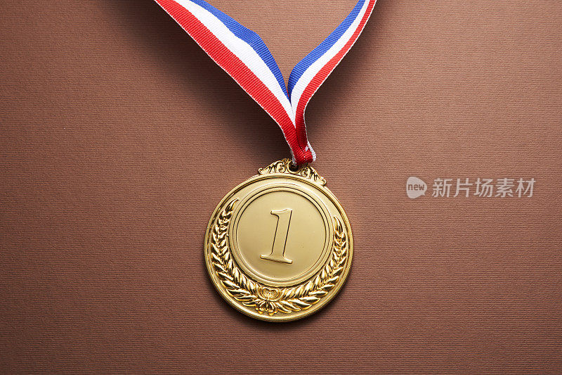 棕色背景上的金色奖章