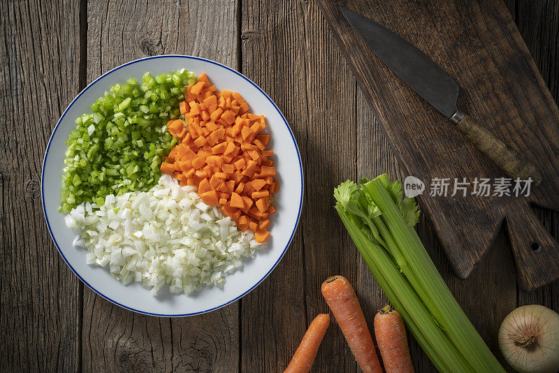 纯素炒蔬菜的原料，如切碎的洋葱、胡萝卜和切碎的芹菜
