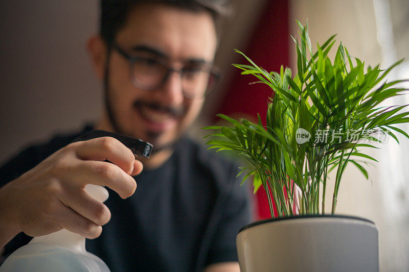 年轻人给植物浇水