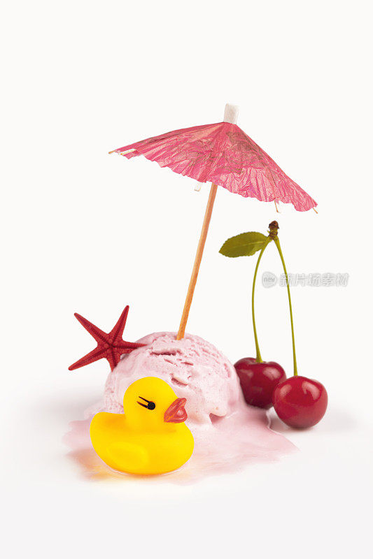 融化的樱桃冰淇淋配纸伞和橡皮小鸭