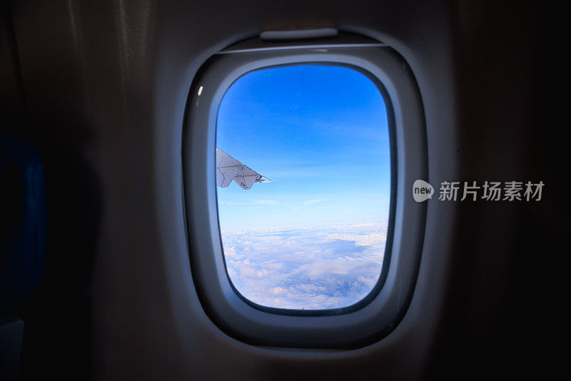透过飞机的窗户看云和天空