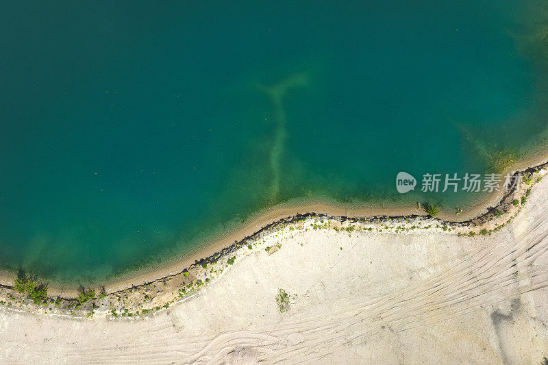 砂石及砂石露天开采，池塘带沉积物-鸟瞰图