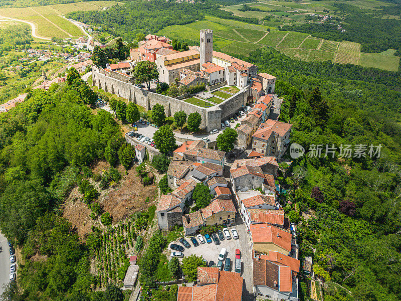 鸟瞰图Motovun，伊斯特里亚，风景如画的中世纪村庄