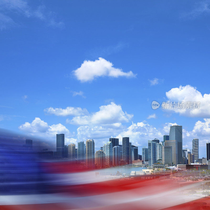 美国国旗和摩天大楼的迈阿密城市景观