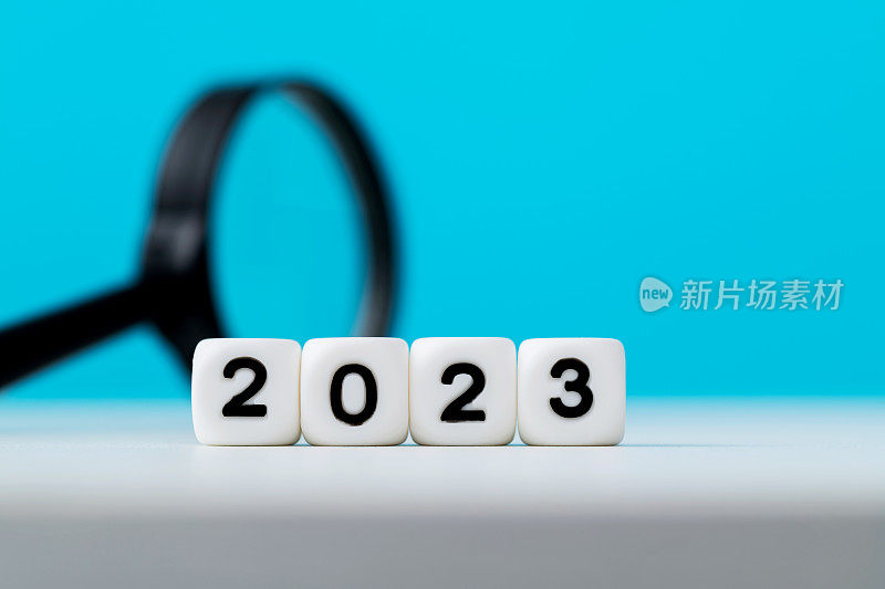 2023年的新年和桌上的放大镜