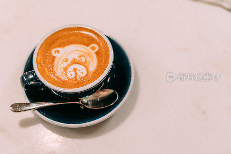 特写自上而下复制空间拍摄的可爱的熊拿铁艺术在一个陶瓷咖啡杯的平白卡布奇诺