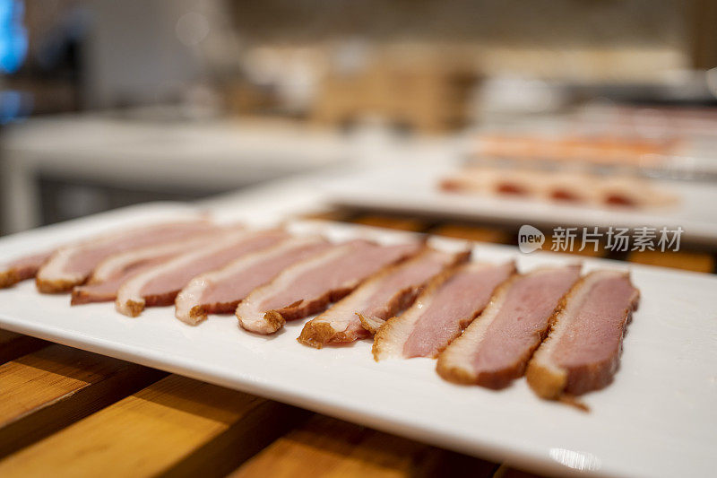 自助餐里有鸭胸肉