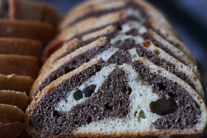 手工面包:切片黑麦法棍面包