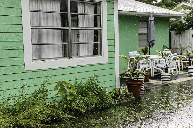 独栋住宅在暴雨期间，有水槽和恶劣的天气