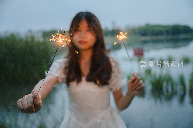 一个晚上放烟花的女孩