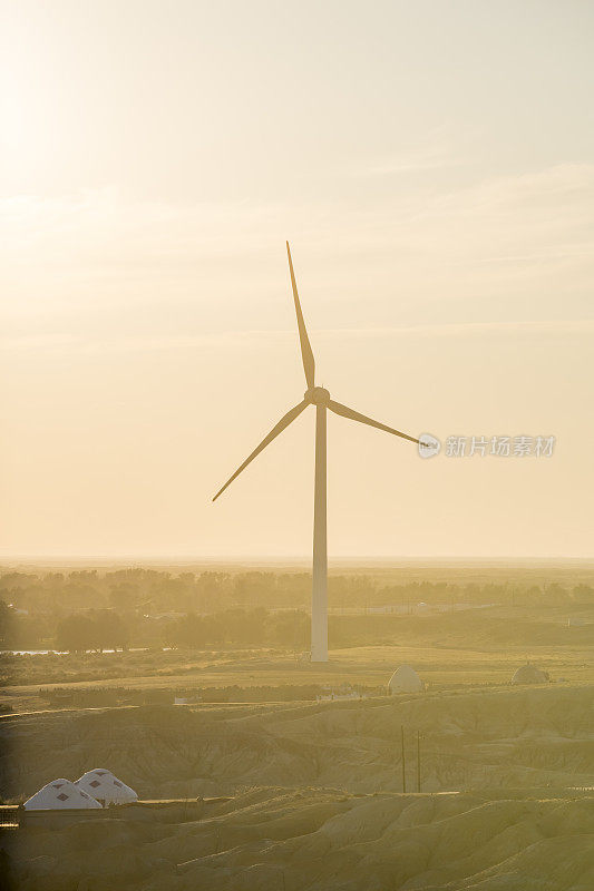日落时刻风力发电机的剪影，新疆，中国