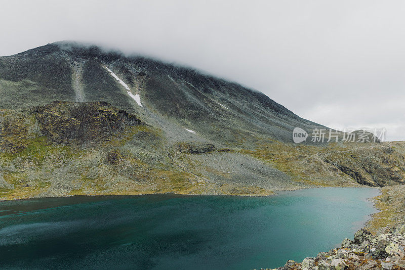 在挪威约顿海门国家公园，山脊和水晶蓝色的冰川湖的戏剧性景色