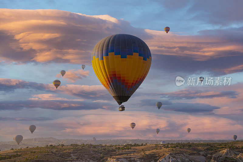 令人惊叹的早晨景色和卡帕多西亚的气球在日出时起飞。