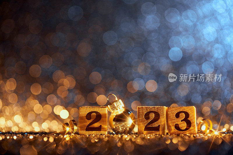 2023年木制新年圣诞背景-蓝色派对庆祝木立方