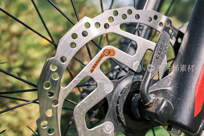 车轮安装杠杆和刹车盘的山地自行车特写