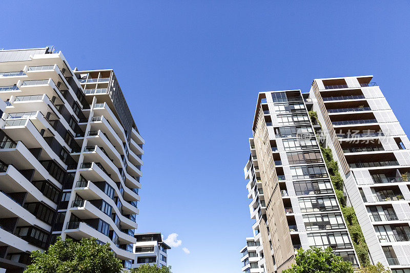 现代公寓建筑，背景有复印空间