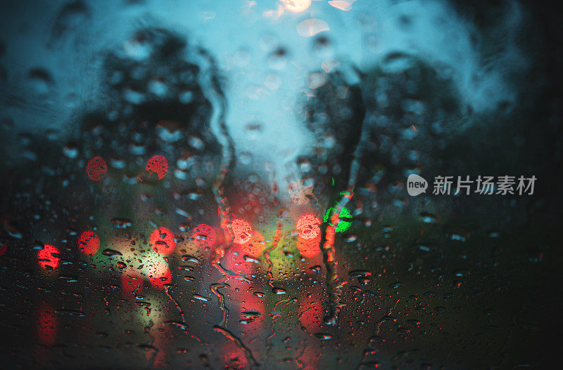 从车里看在雨中的城市道路上。