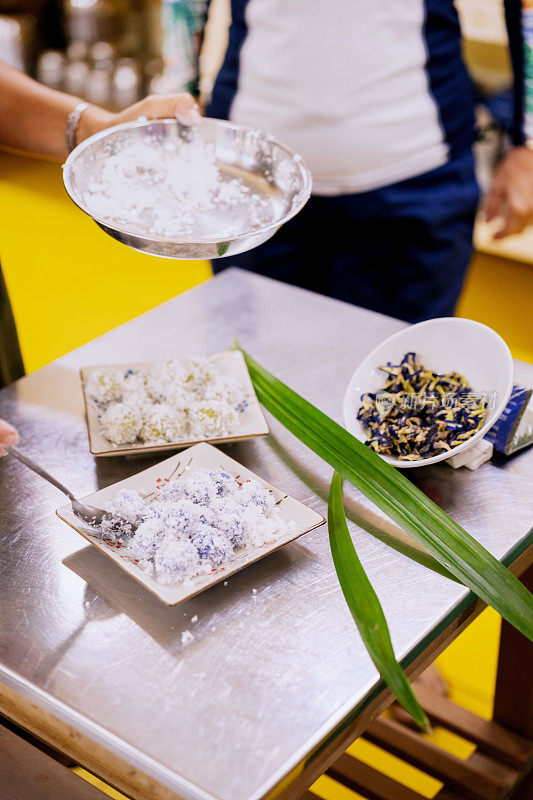 马来西亚传统甜品烹饪课程，由当地女厨师教练和混血外籍人士参加