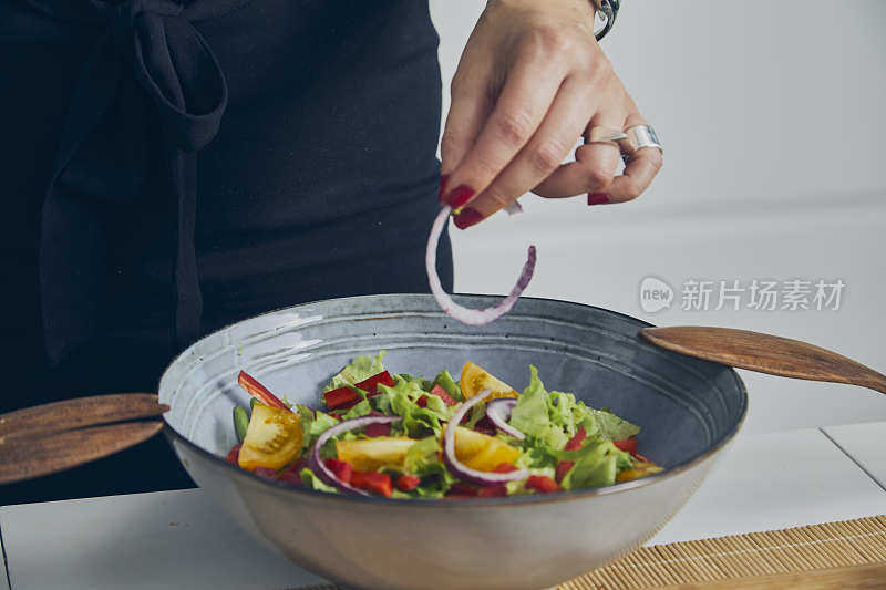 一个女人在厨房里准备素食