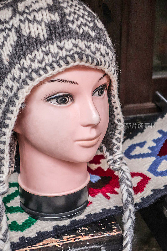 波斯尼亚和黑塞哥维那萨拉热窝的巴基亚贾老城出售传统手工毛料服装