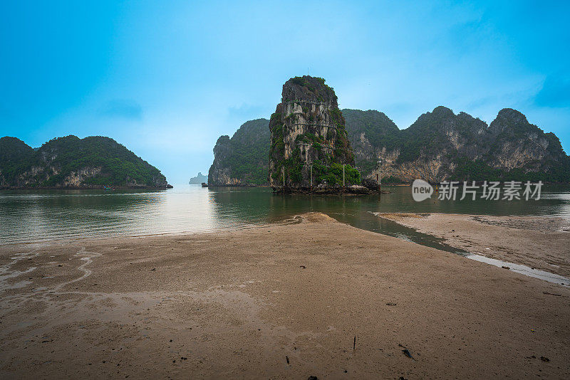 下龙湾的石山