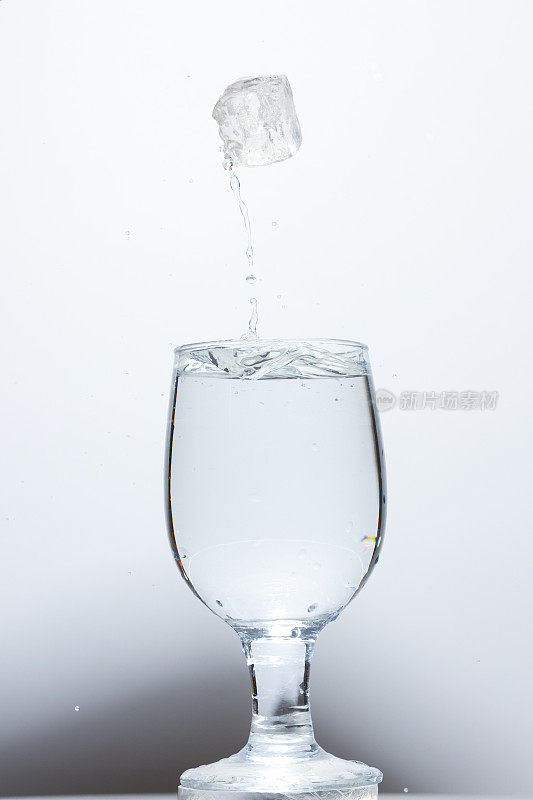 一块冰块掉进了一杯水里。新鲜的概念