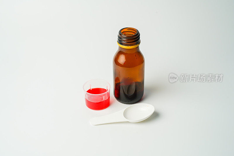 保健概念，药和药-药瓶或糖浆和解热匙