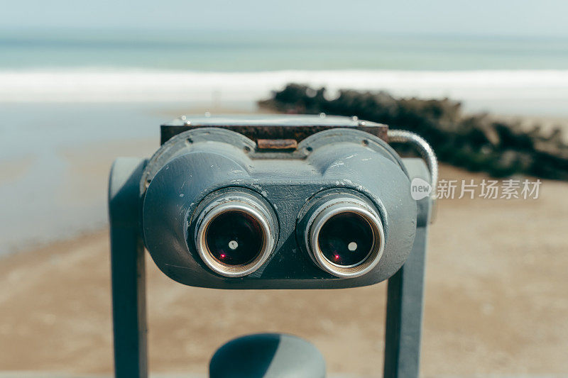 海滩上的望远镜