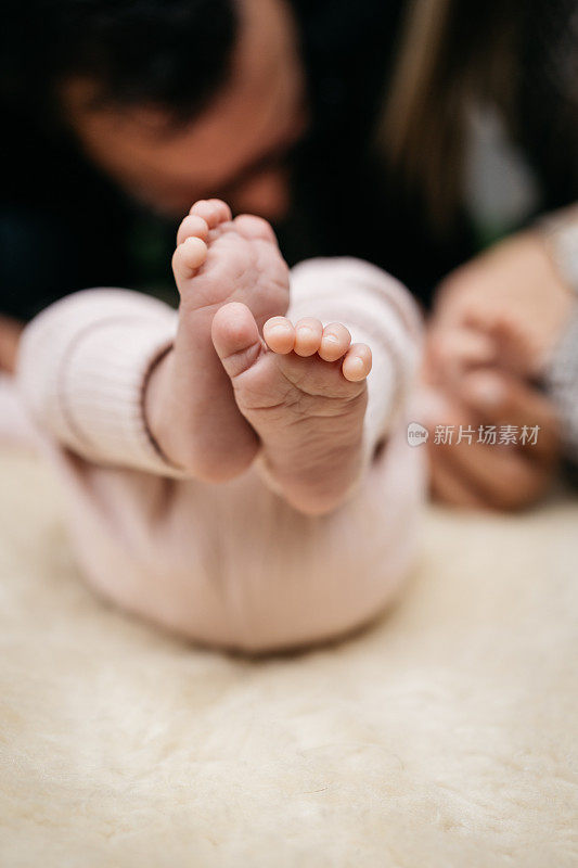 婴儿的脚在毯子上的特写