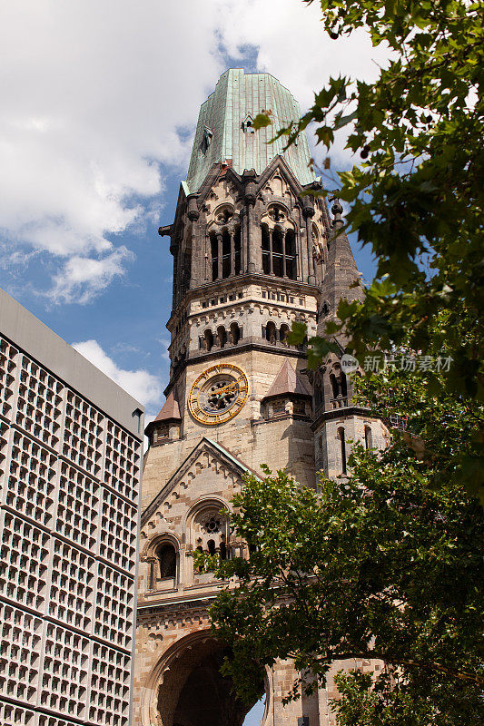 柏林美丽古老却已被毁的德皇威廉纪念教堂。