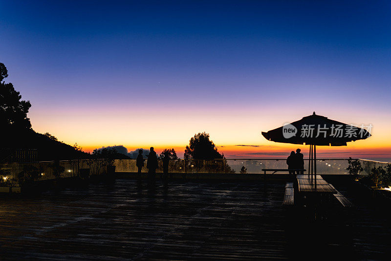 台湾嘉义阿里山酒店顶楼，缤纷而饱和的夕阳风光。