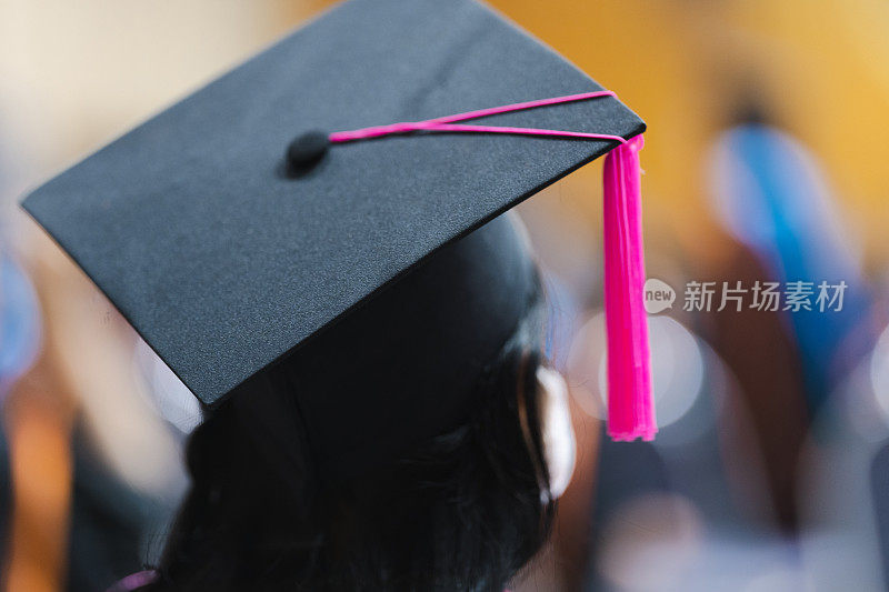 概念教育祝贺暨毕业典礼。在大学毕业典礼上祝贺毕业生，在大学毕业典礼上背黑帽子成功毕业，