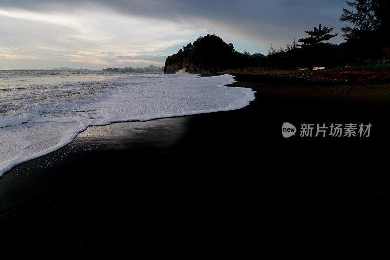 白色的海浪和黑色的沙滩