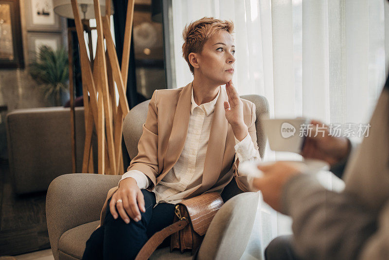 父亲和女儿在豪华酒店谈论生意