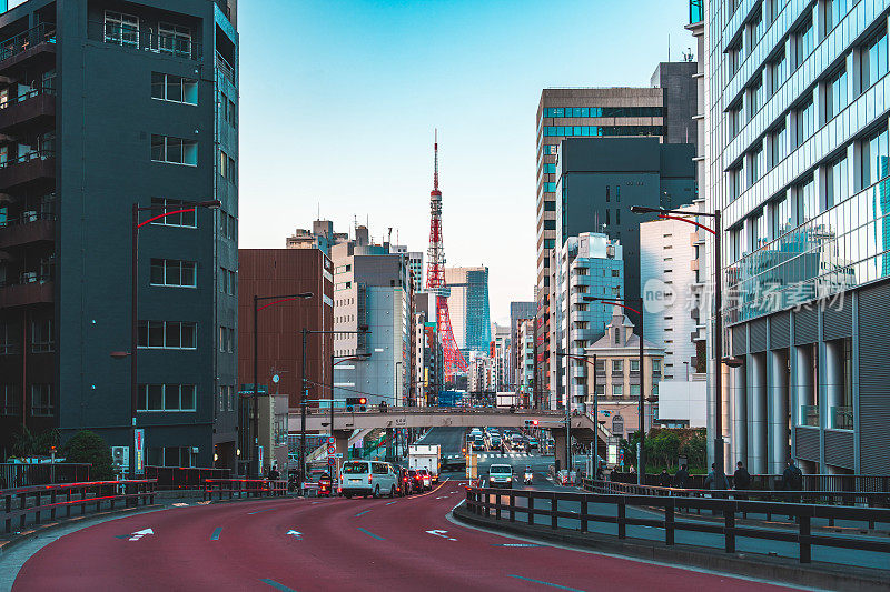 东京的城市道路和现代城市天际线