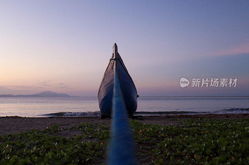 日落时分，亚齐渔民的船