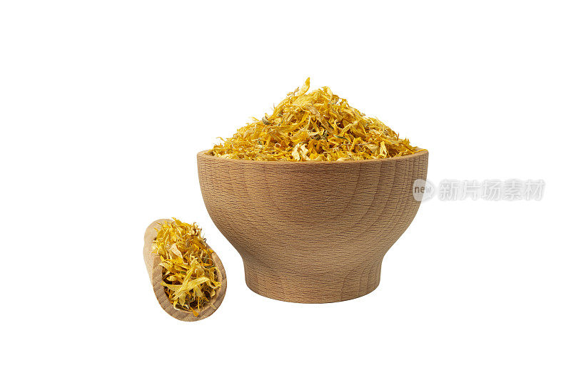 干金盏花或万寿菊花瓣在木碗和勺孤立在白色背景上。