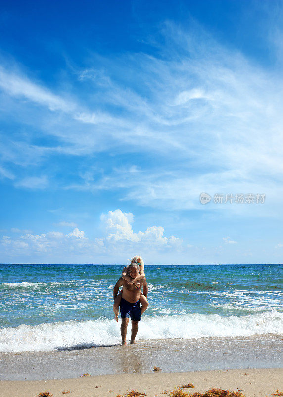 美丽的快乐的男人和女人夫妇享受新鲜的热带海滩假期