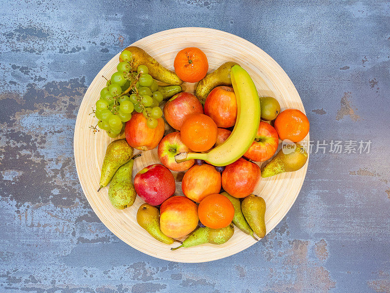 水果盘配新鲜葡萄、梨、苹果